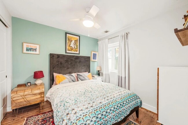 Building Photo - Sunny 1 bed + den 870 sq ft in heart of Pe...