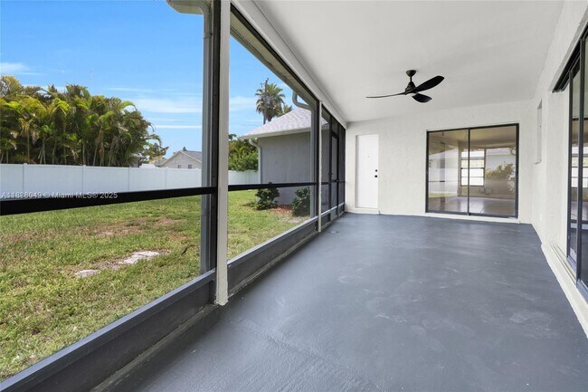 Building Photo - 709 SW 9th Ave