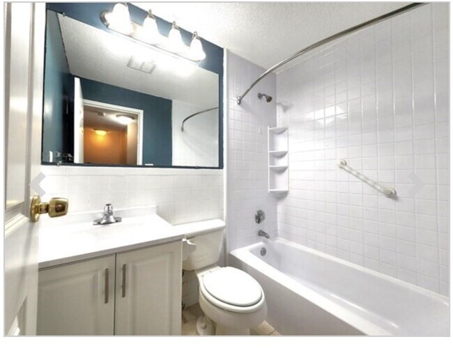 Building Photo - Beautiful two bedroom townhouse in the quiet town of Easton