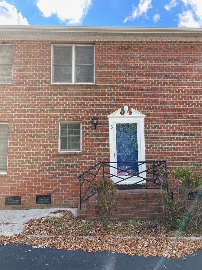 Building Photo - 2 BED, 1.5 BATH TWO STORY TOWNHOME!