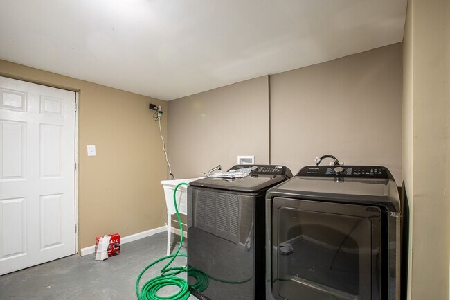 Building Photo - Charming 3 BR/3 BA Semi-Detached Home in F...