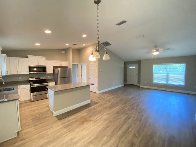 Building Photo - Custom Home - Desirable SE Ocala Neighborhood 3/2/2 **Won't Last**