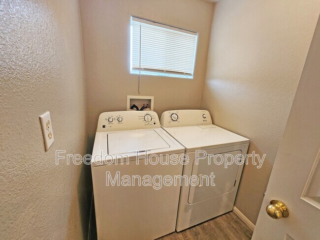 Building Photo - 200 S Mount Charleston Dr E
