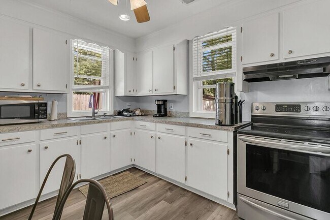 Building Photo - 1442 Agatha St