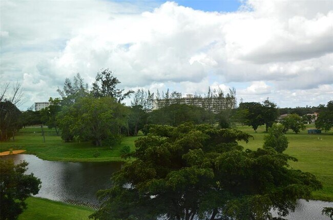 Building Photo - 3080 N Course Dr