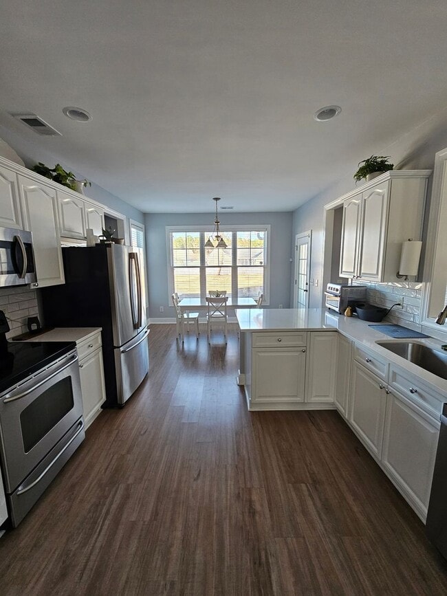 Building Photo - Welcome Home to Comfort and Style in North Charleston, SC!