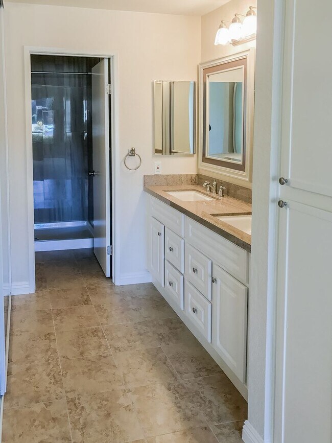 Building Photo - Beautiful Upgraded 2 Bed, 2 Bath with Private Patio!