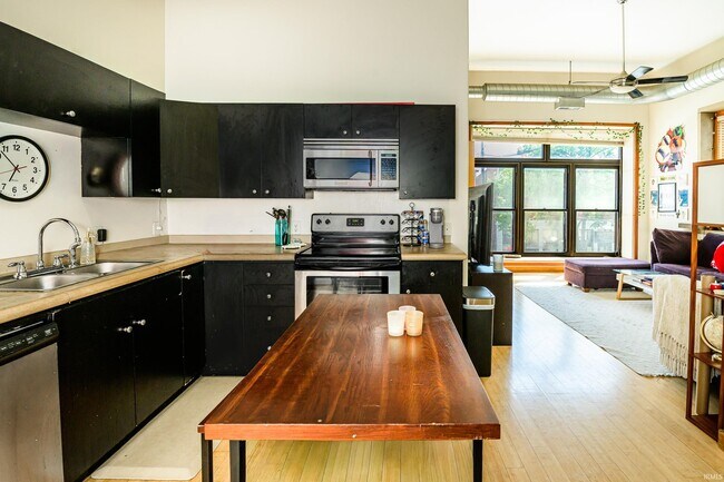 Building Photo - 213 N Walnut St