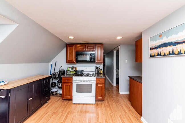 Building Photo - 1332 W Barry Ave