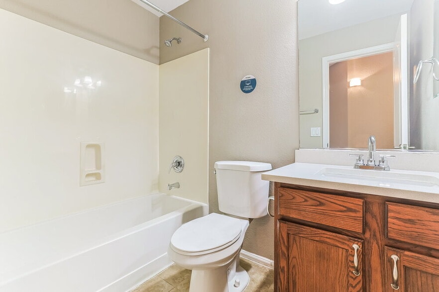 Building Photo - 672 E Lovegrass Dr