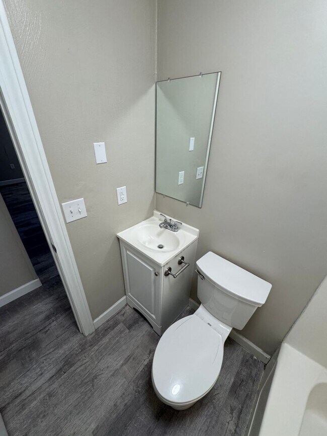 Building Photo - 101-103 Green Oaks Drive