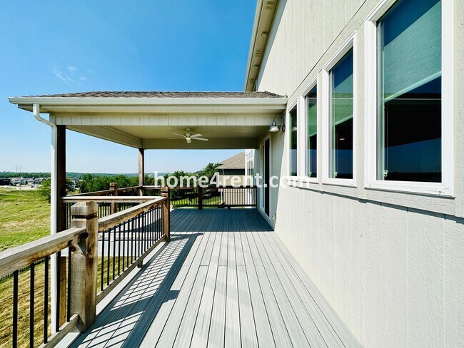Building Photo - Exceptional Olathe Home in the Cedar Creek Subdivision w/ Wood Floors and a Finished Basment!