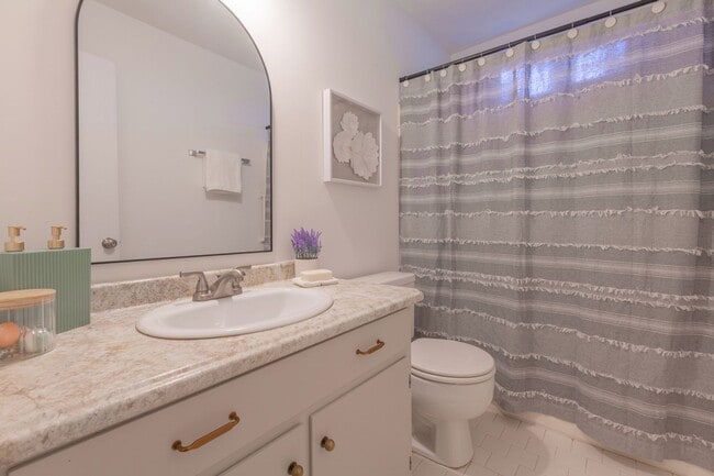 Building Photo - Charming 2-Bedroom, 1.5-Bath Townhouse in ...