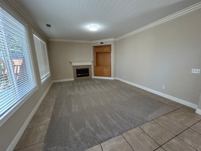 Building Photo - Central Temecula Home