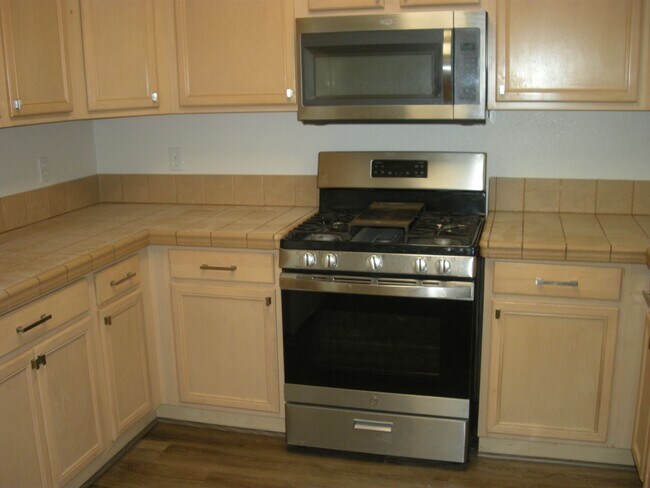 Building Photo - Two Bedroom, Two and a Half Bath Townhome ...