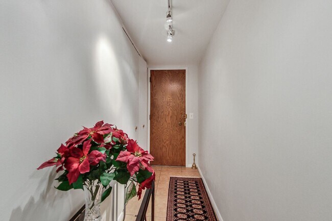 Building Photo - 6033 N Sheridan Rd