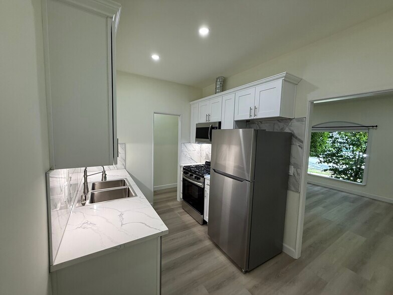 Building Photo - 208 N La Peer Dr