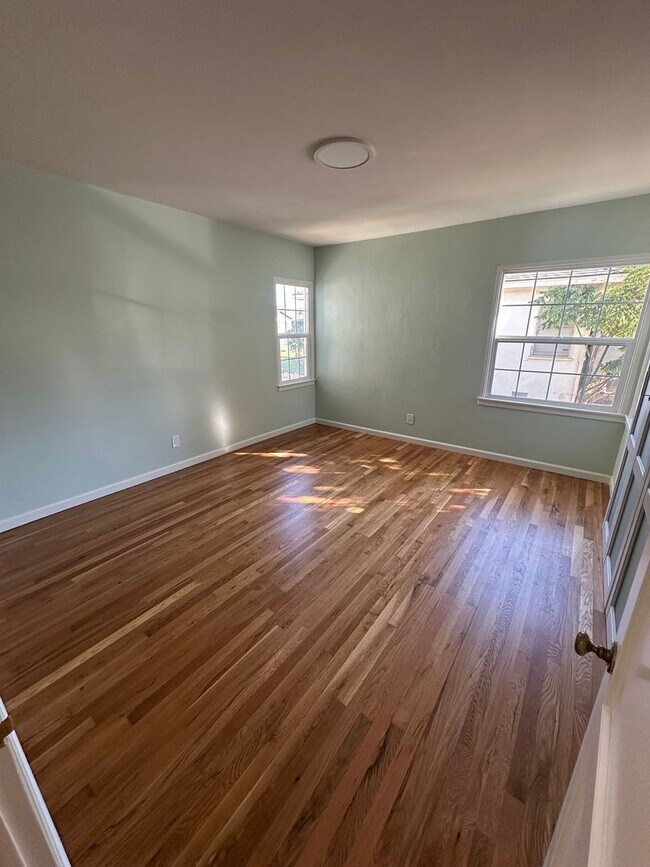 Building Photo - Cute NE 2 Bedroom, 1 Bath Home close to Hancock College