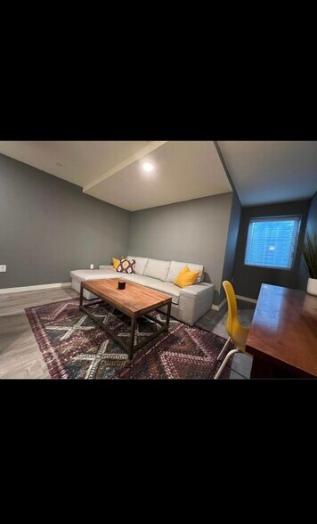 Building Photo - 9362 Amison Cir