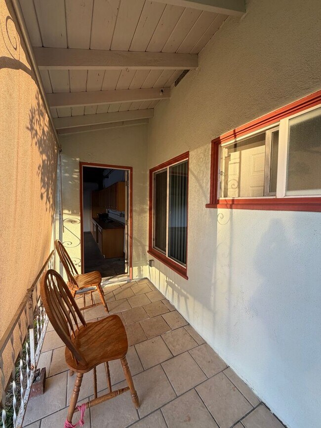 Building Photo - 3 Bedroom 2 Bath Home With Ample Storage