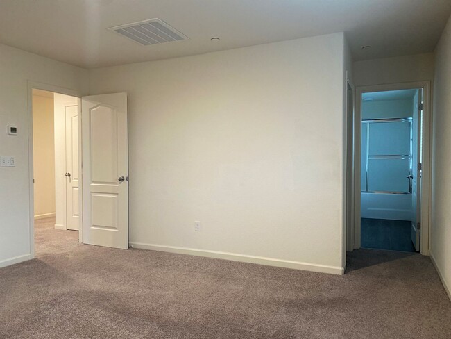 Building Photo - Spacious 4 bedroom/2 bath home waiting to ...