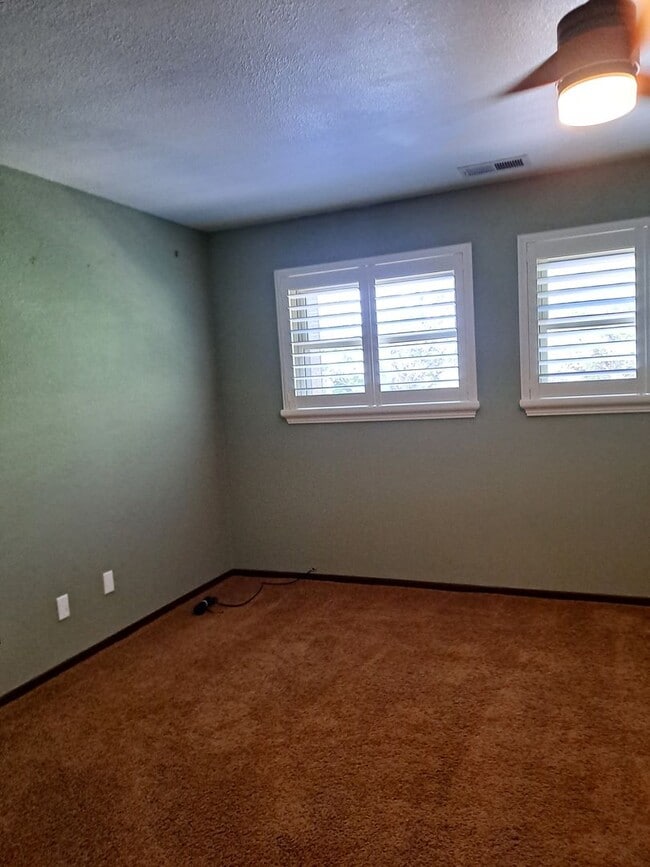Building Photo - ALL PROSPECTIVE TENANTS MUST SUBMIT A $58 NON-REFUNDABLE APPLICATION FEE PER APPLICANT ONLINE AND...