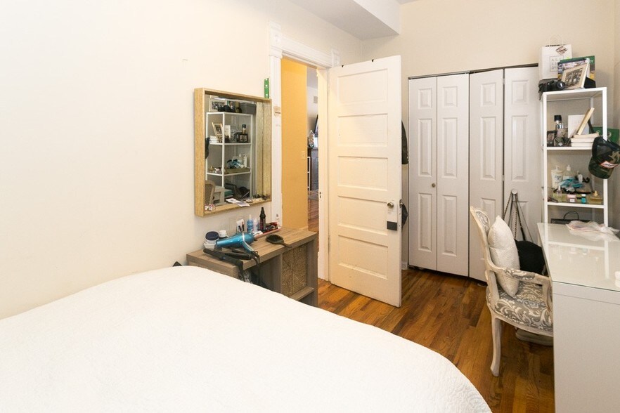 Building Photo - 2137 N Sheffield Ave