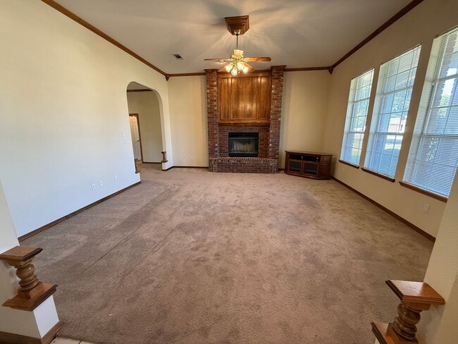 Building Photo - Beautiful 4 Bedroom Home Located in the Zi...