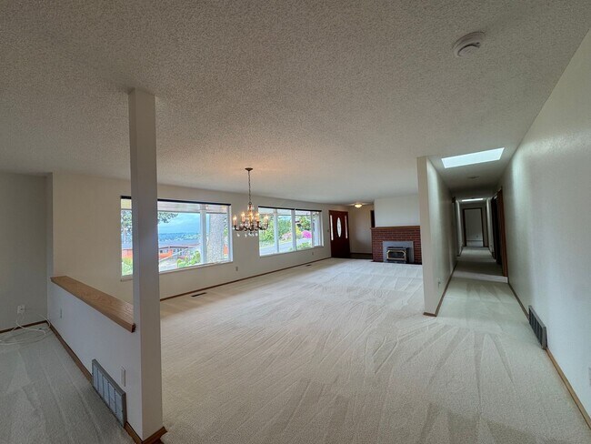 Building Photo - Stunning Three Bedroom With Amazing Views!