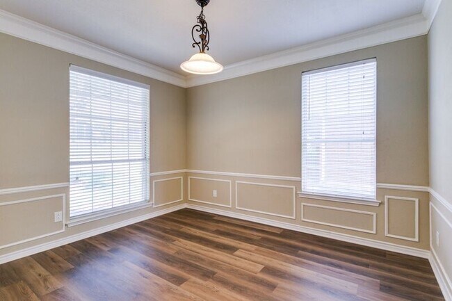 Building Photo - 2119 Dover Dr