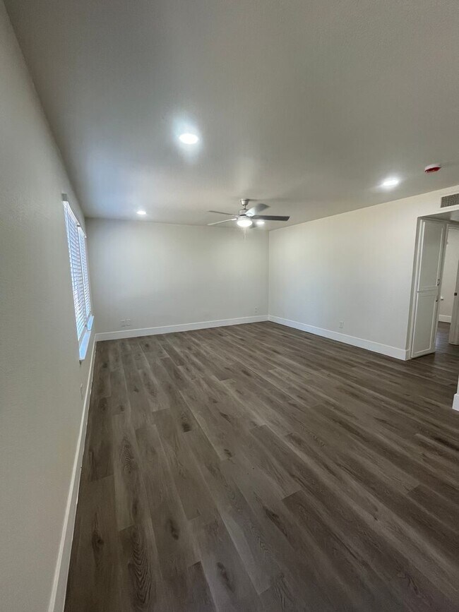 Building Photo - Downstairs unit available at The Arbors! M...