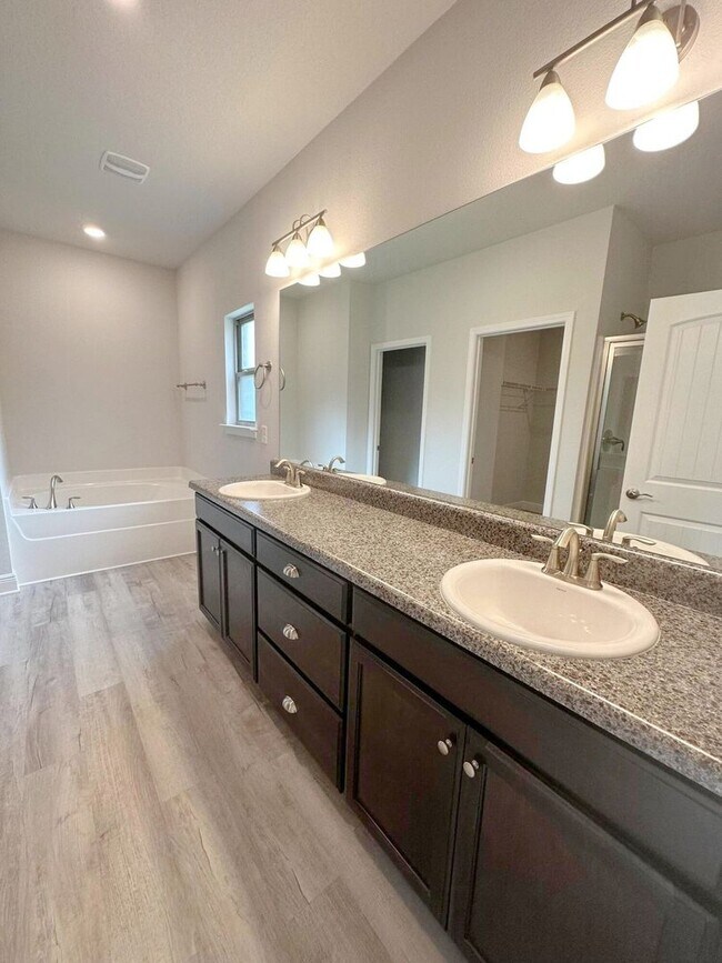 Building Photo - Spacious 5-Bedroom with Community pool in Crestview!