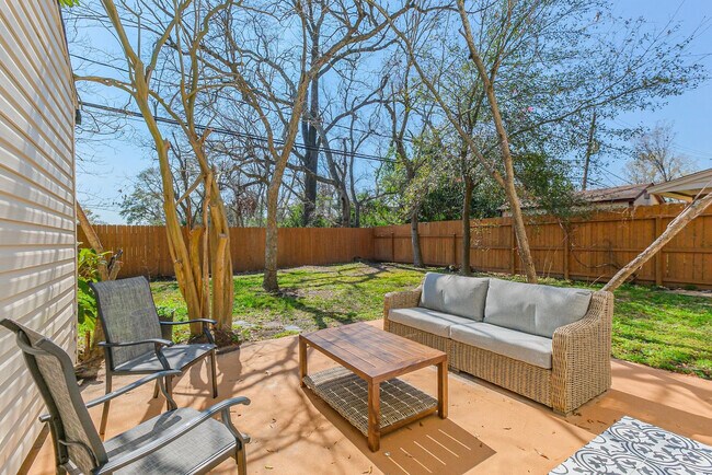 Building Photo - 5021 Libbey Dr