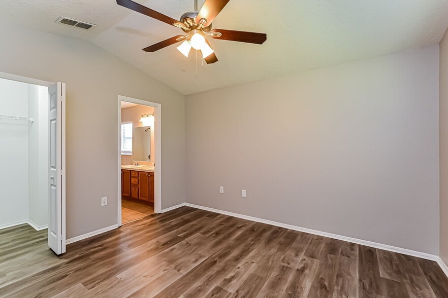 Building Photo - 10924 Pinewood Cove Ln