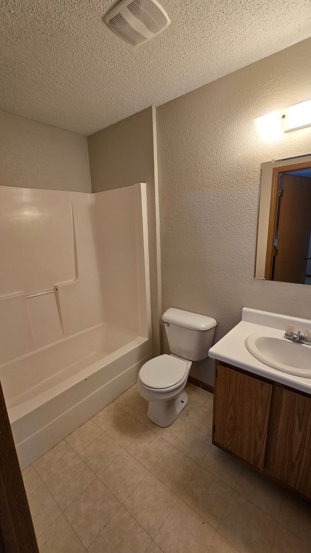 Building Photo - Ground Level 1 Bedroom Apartment w/ Washer/Dryer Connections