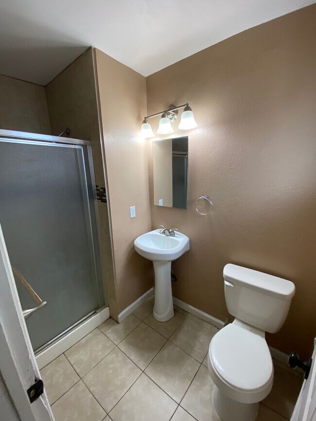 Building Photo - Spacious home Available Now!