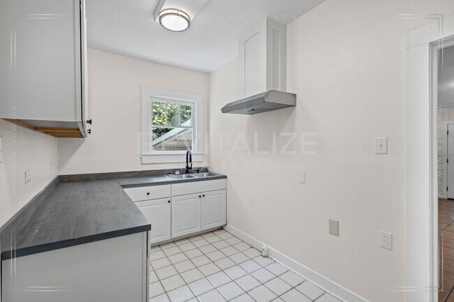 Building Photo - Charming 3 Bed 2 Bath Bungalow in Mobile