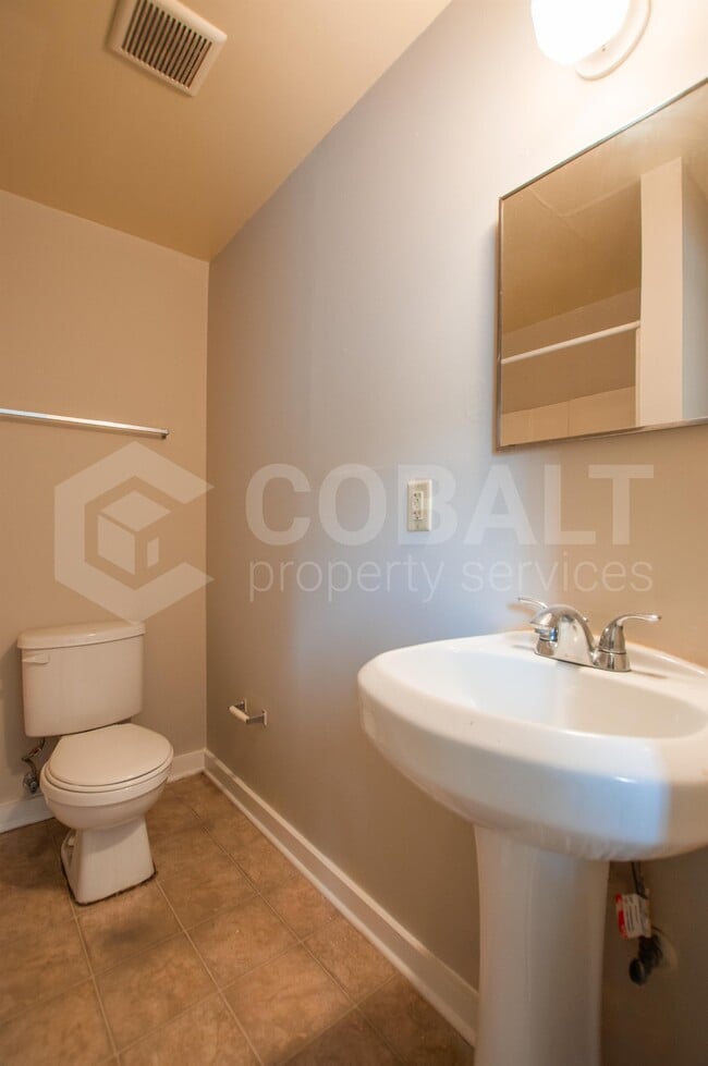 Building Photo - 674 Somerset Terrace NE