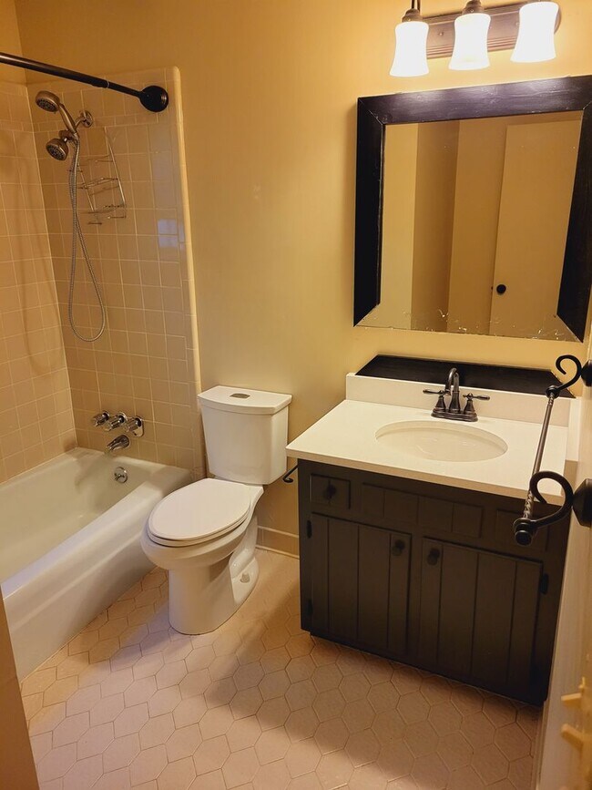 Building Photo - 984 Shades Crest Rd