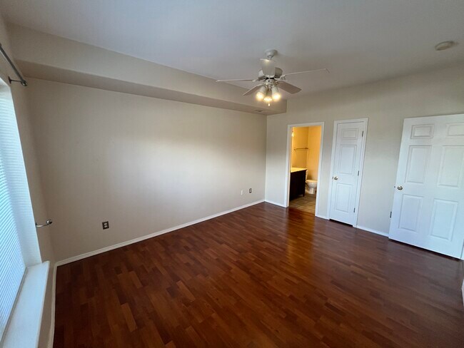 Building Photo - 3040 Mandalay Grv
