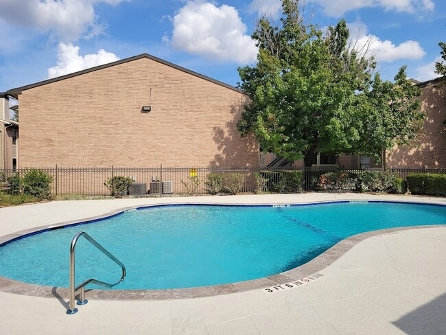 Building Photo - 12335 Antoine Dr