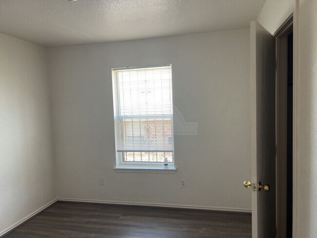 Building Photo - 2601 Lucille Dr