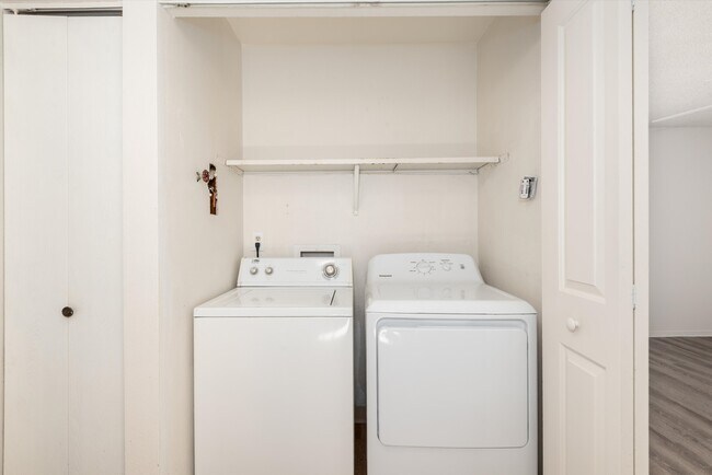 Building Photo - 923 S Zeno Way