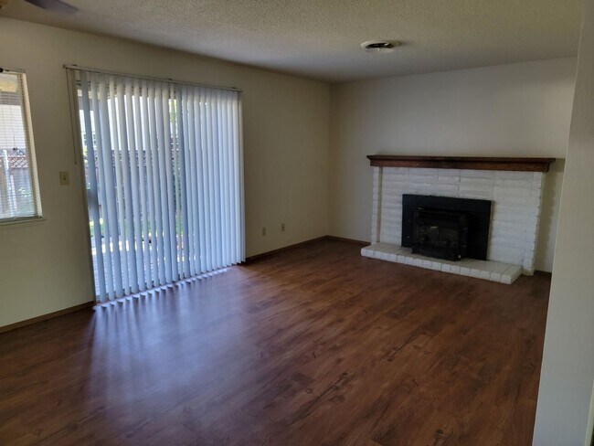 Building Photo - 3 Bedroom House across the street from Mar...
