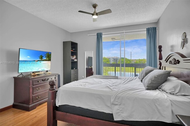 Building Photo - 9177 Fontainebleau Blvd