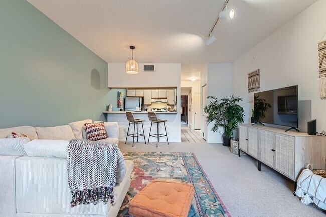 Building Photo - Urban Oasis: Cozy Furnished 1 BDR in Boulder