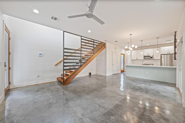 Building Photo - 600 W Odell St