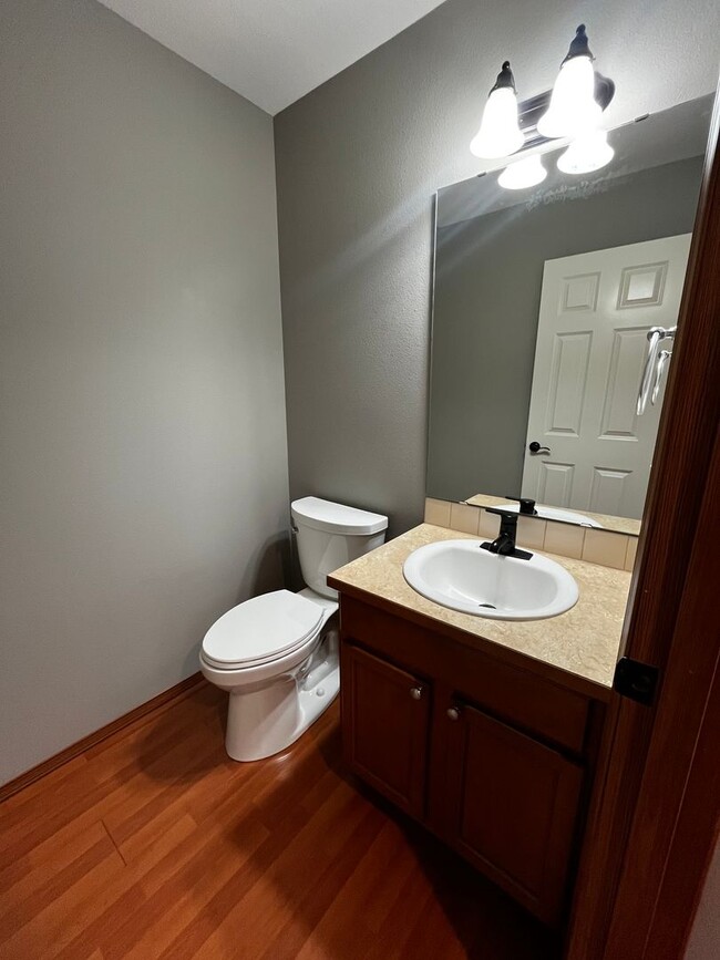 Building Photo - Beautiful 3 bedroom, 2.5 bath House in Puy...