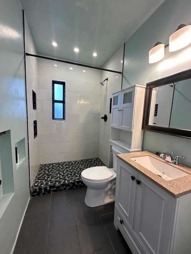 Building Photo - 2 Bed 1 bath