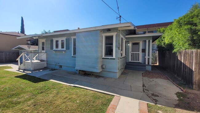 Building Photo - 2 Bed 1 Bath House in Historical Uptown Whittier Available Now!